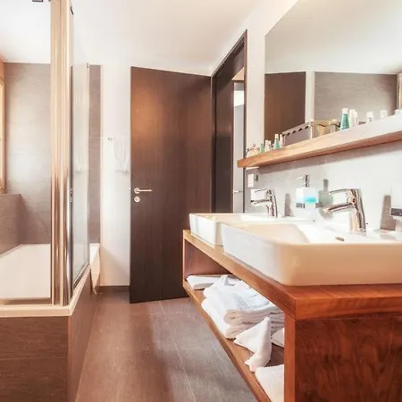 Sleeps 8 Pool Wifi Apartment
