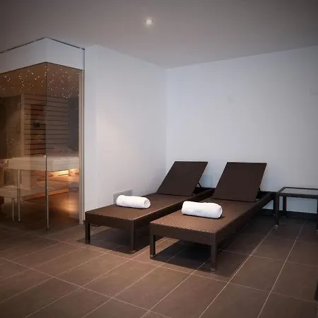 Sleeps 8 Pool Wifi Apartment *